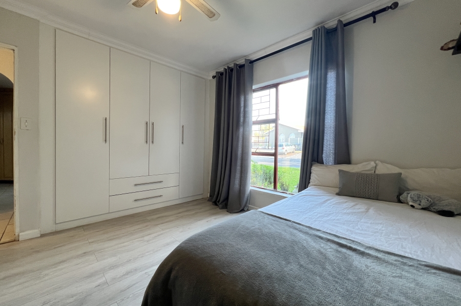 5 Bedroom Property for Sale in Vredekloof Western Cape